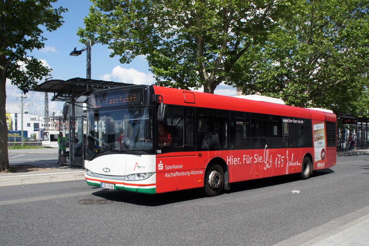 Stadtbus Aschaffenburg / Verkehrsgemeinschaft am Bayerischen Untermain (VAB): Solaris Urbino 12 der Stadtwerke Aschaffenburg Verkehrs-GmbH (STWAB), aufgenommen im Juni 2019 am Hauptbahnhof in Aschaffenburg.