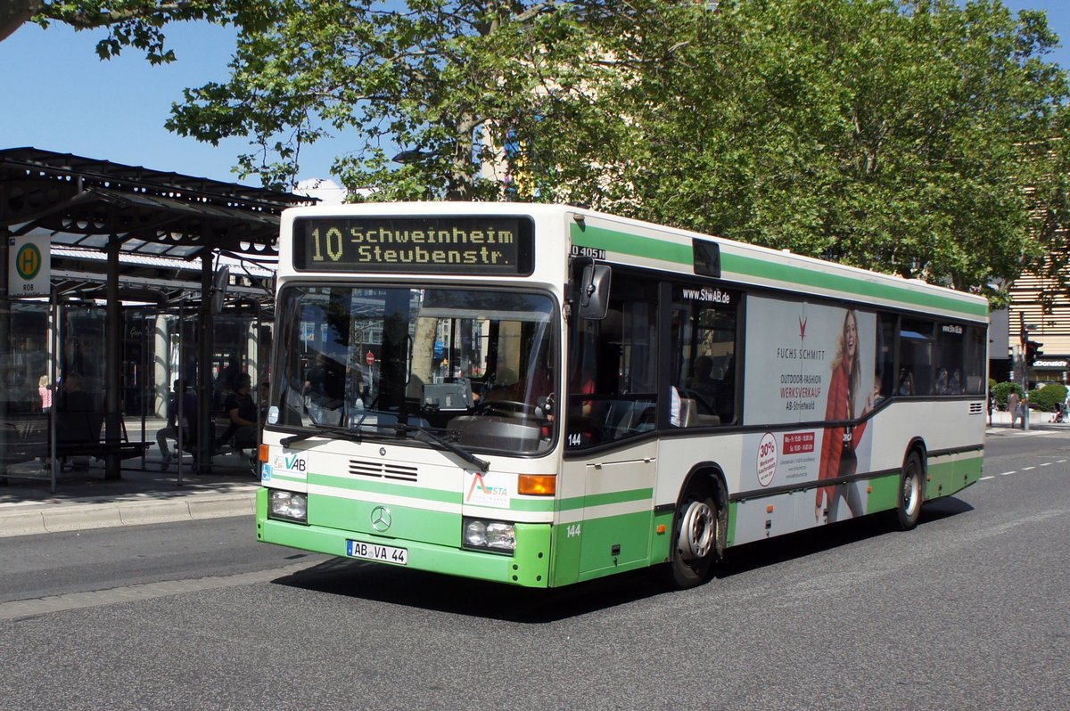 Stadtbus Aschaffenburg / Verkehrsgemeinschaft am Bayerischen Untermain (VAB): Mercedes-Benz O 405 N der Stadtwerke Aschaffenburg Verkehrs-GmbH (STWAB), aufgenommen im Juni 2019 am Hauptbahnhof in Aschaffenburg.