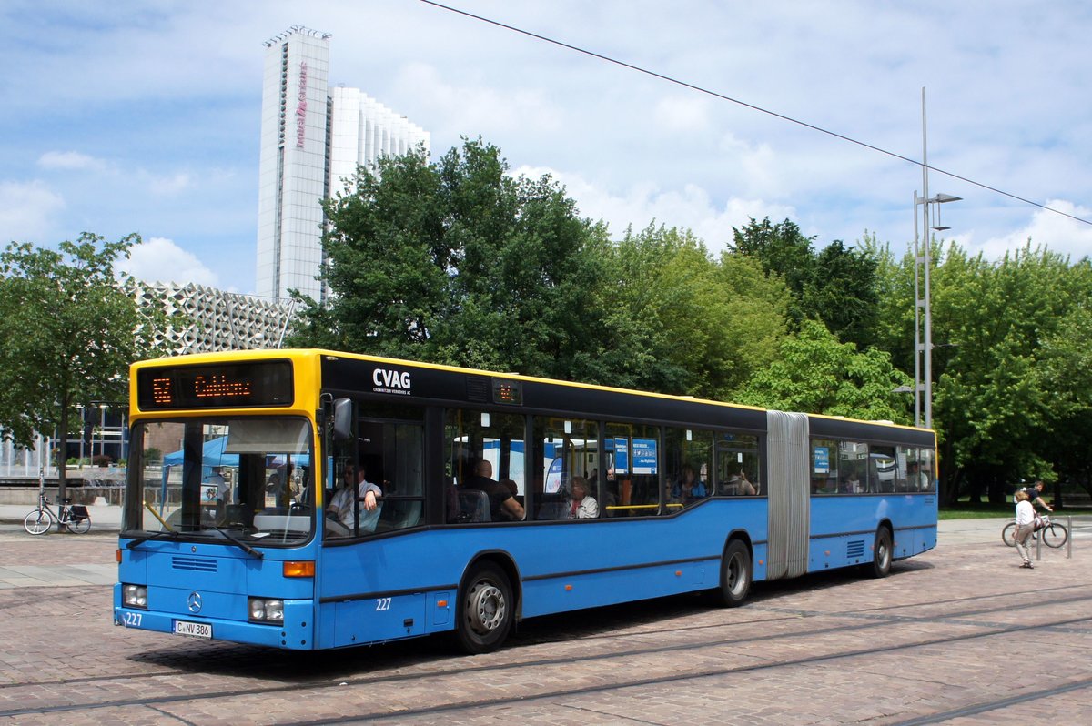 Stadtbus Chemnitz / CVAG Chemnitz: Mercedes-Benz O 405 GN der Chemnitzer Verkehrs-AG (CVAG) - Wagen 227, aufgenommen im Juni 2016 in der Innenstadt von Chemnitz.