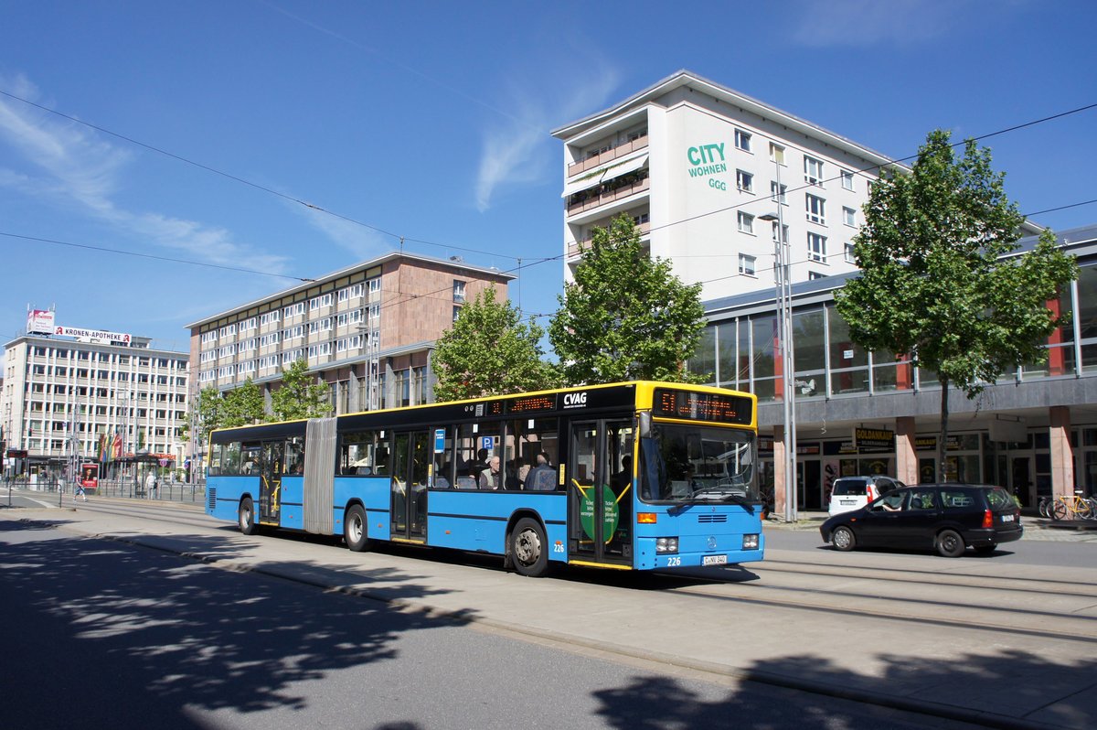 Stadtbus Chemnitz / CVAG Chemnitz: Mercedes-Benz O 405 GN der Chemnitzer Verkehrs-AG (CVAG) - Wagen 226, aufgenommen im Juni 2016 in der Innenstadt von Chemnitz.