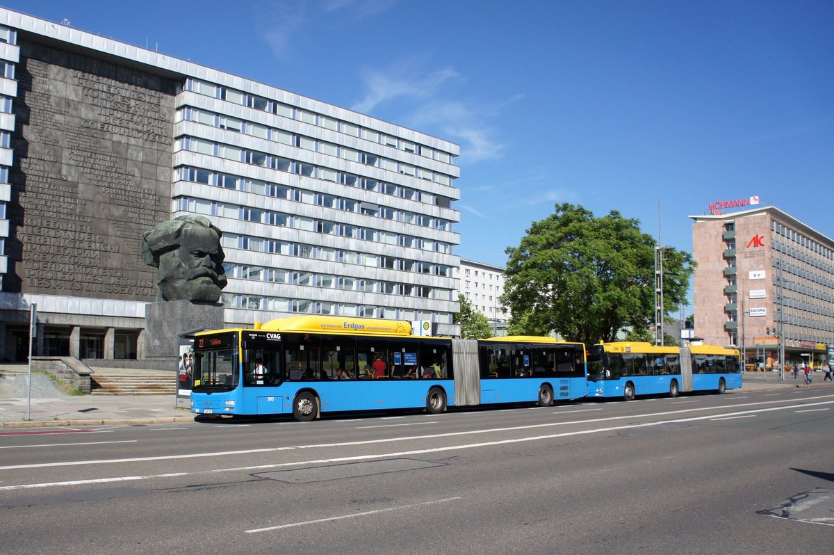 Stadtbus Chemnitz / CVAG Chemnitz: MAN Lion's City GL CNG (Erdgas) - Wagen 303 sowie MAN NG der Chemnitzer Verkehrs-AG (CVAG) - Wagen 379, aufgenommen im Juni 2016 in der Innenstadt von Chemnitz.