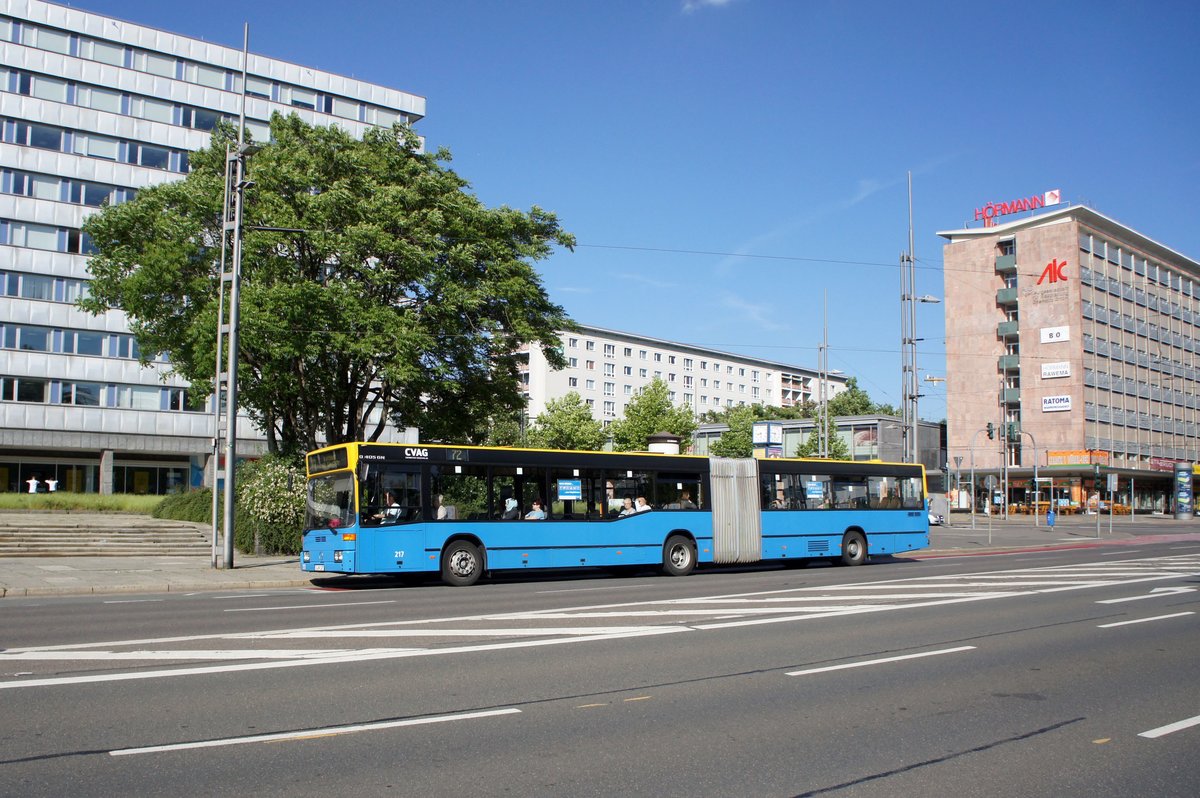 Stadtbus Chemnitz / CVAG Chemnitz: Mercedes-Benz O 405 GN der Chemnitzer Verkehrs-AG (CVAG) - Wagen 217, aufgenommen im Juni 2016 in der Innenstadt von Chemnitz.