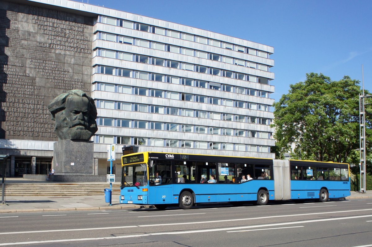 Stadtbus Chemnitz / CVAG Chemnitz: Mercedes-Benz O 405 GN der Chemnitzer Verkehrs-AG (CVAG) - Wagen 217, aufgenommen im Juni 2016 in der Innenstadt von Chemnitz.