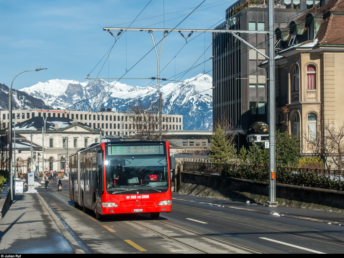 Stadtbus Chur GR 97514 am 24. Januar 2018 auf der Linie 1 Richtung Felsberg kurz nach Verlassen des Churer Bahnhofs.