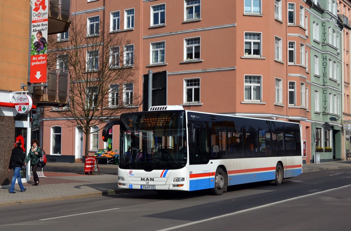Stadtbus Eisenach: MAN Lion's City der KVG Eisenach, eingesetzt im Stadtverkehr. Aufgenommen in der Bahnhofstraße von Eisenach im März 2014.