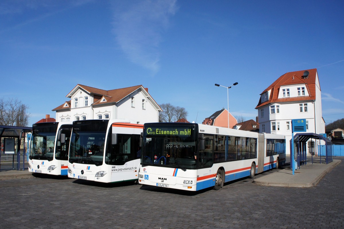 Stadtbus Eisenach: MAN NG sowie Mercedes-Benz Citaro C2 Gelenkbusse der KVG Eisenach, eingesetzt im Stadtverkehr. Aufgenommen am Überlandbusbahnhof von Eisenach im März 2015.