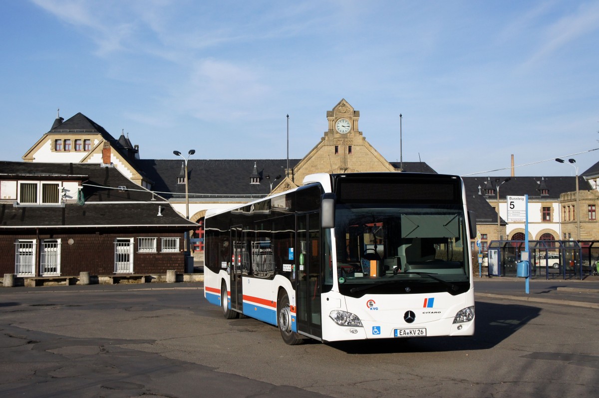 Stadtbus Eisenach: Mercedes-Benz Citaro C2 der KVG Eisenach, eingesetzt im Stadtverkehr. Aufgenommen am Stadtbusbahnhof von Eisenach im März 2015. 