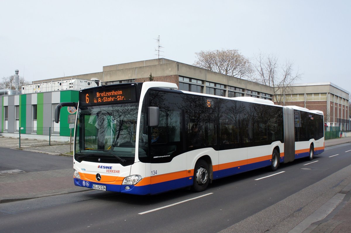 Stadtbus Mainz / Stadtbus Wiesbaden: Mercedes-Benz Citaro C2 Gelenkbus der ESWE Wiesbaden, aufgenommen im April 2016 in der Nähe der Haltestelle  Botanischer Garten  in Mainz.