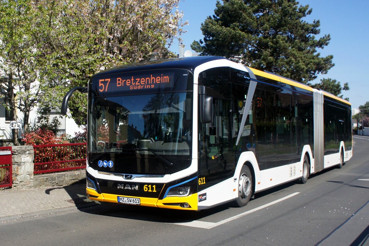 Stadtbus Mainz: MAN Lion's City 18 E der MVG Mainz / Mainzer Verkehrsgesellschaft (Wagen 611 / MZ-SW 611), aufgenommen im April 2023 in Mainz-Bretzenheim.
