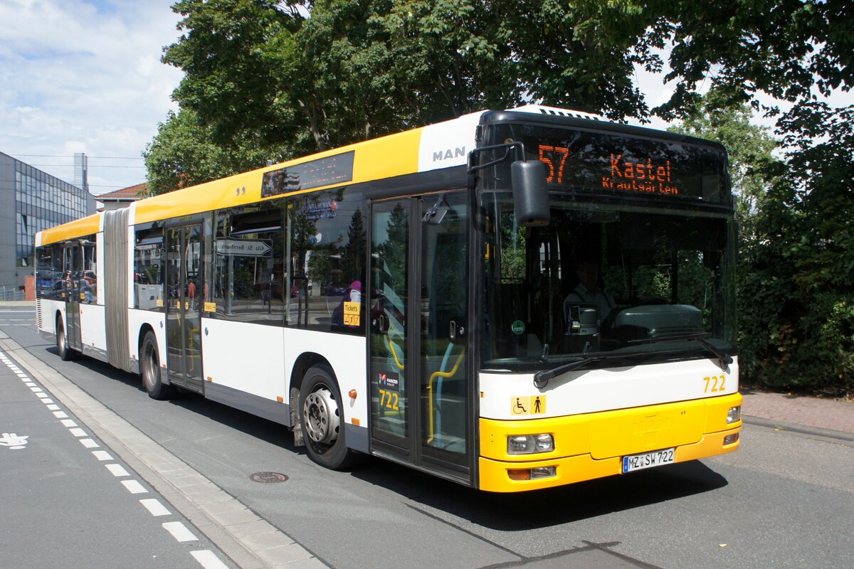 Stadtbus Mainz: MAN NG der MVG Mainz / Mainzer Verkehrsgesellschaft (Wagen 722), aufgenommen im August 2021 in Mainz-Bretzenheim.
