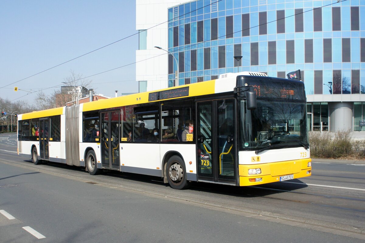 Stadtbus Mainz: MAN NG der MVG Mainz / Mainzer Verkehrsgesellschaft (Wagen 723), aufgenommen im März 2022 in der Nähe der Haltestelle  Bismarckplatz  in Mainz.