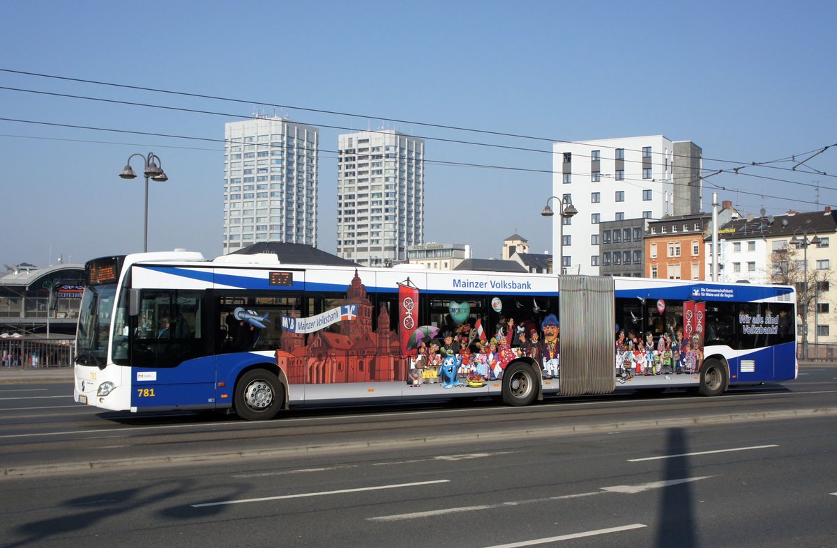 Stadtbus Mainz: Mercedes-Benz Citaro C2 Gelenkbus der MVG Mainz / Mainzer Verkehrsgesellschaft, aufgenommen im Februar 2017 am Hauptbahnhof in Mainz.