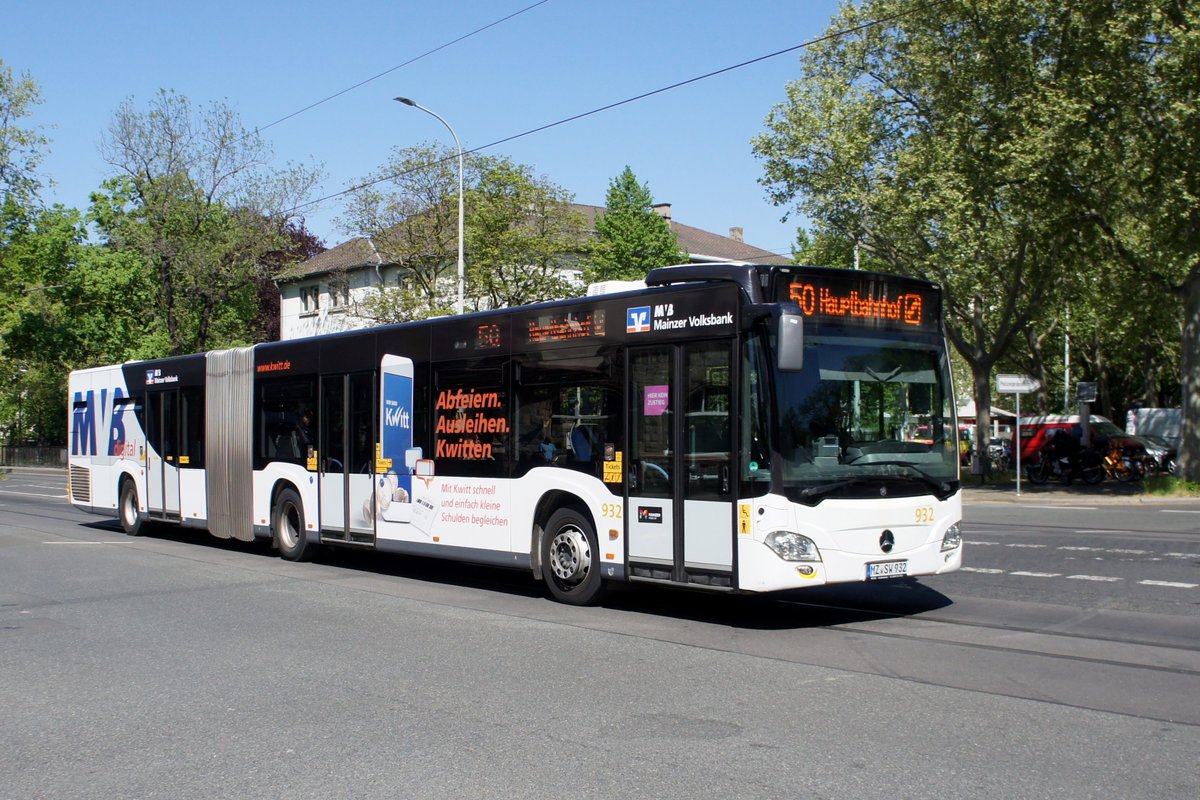 Stadtbus Mainz: Mercedes-Benz Citaro C2 Gelenkbus der MVG Mainz / Mainzer Verkehrsgesellschaft (Wagen 932), aufgenommen im April 2020 an der Haltestelle  Goethestraße  in Mainz.