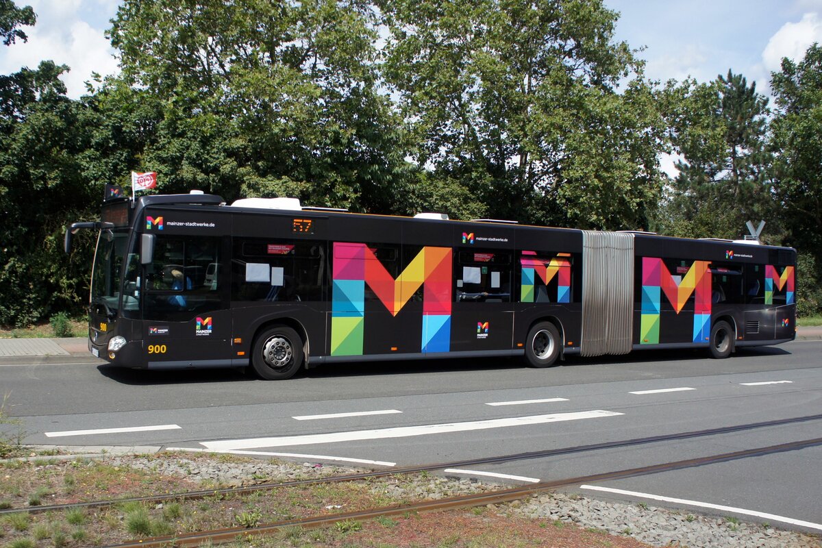 Stadtbus Mainz: Mercedes-Benz Citaro C2 Gelenkbus der MVG Mainz / Mainzer Verkehrsgesellschaft (Wagen 900 / MZ-SW 900), aufgenommen im August 2021 in Mainz-Bretzenheim.