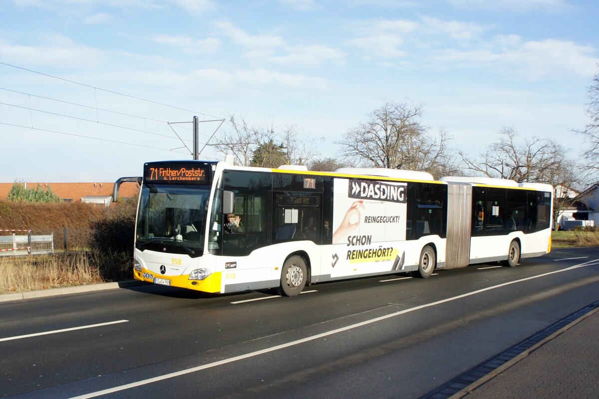 Stadtbus Mainz: Mercedes-Benz Citaro C2 Gelenkbus der MVG Mainz / Mainzer Verkehrsgesellschaft (Wagen 958 / MZ-SW 958), aufgenommen im Dezember 2021 in Mainz-Bretzenheim.