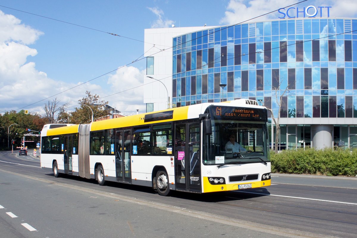 Stadtbus Mainz: Volvo 7700 Gelenkbus von Autobus Sippel GmbH (Wagen 243), aufgenommen im September 2020 in der Nähe der Haltestelle  Bismarckplatz  in Mainz.


