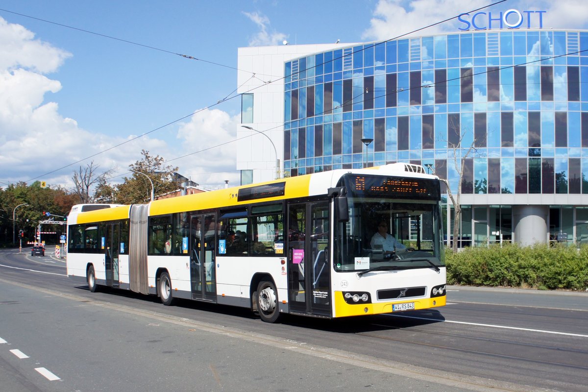 Stadtbus Mainz: Volvo 7700 Gelenkbus von Autobus Sippel GmbH (Wagen 243), aufgenommen im September 2020 in der Nähe der Haltestelle  Bismarckplatz  in Mainz.


