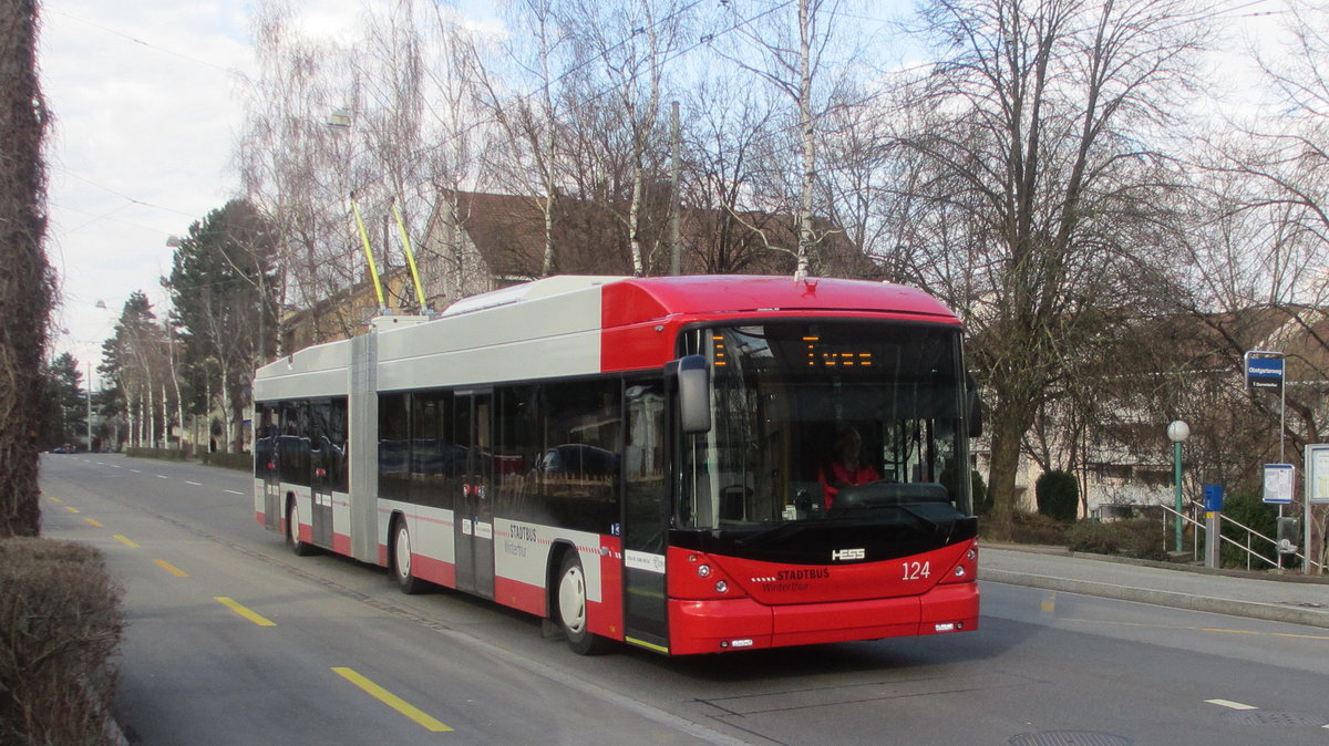 Stadtbus Nr. 124 am 5. März 2014 beim Obstgartenweg in Oberi. Dieses Fahrzeug war vor 7 Jahren der letzte Neuzugang im Trolleybestand, seither wurden nur noch Dieselbusse in Betrieb genommen.