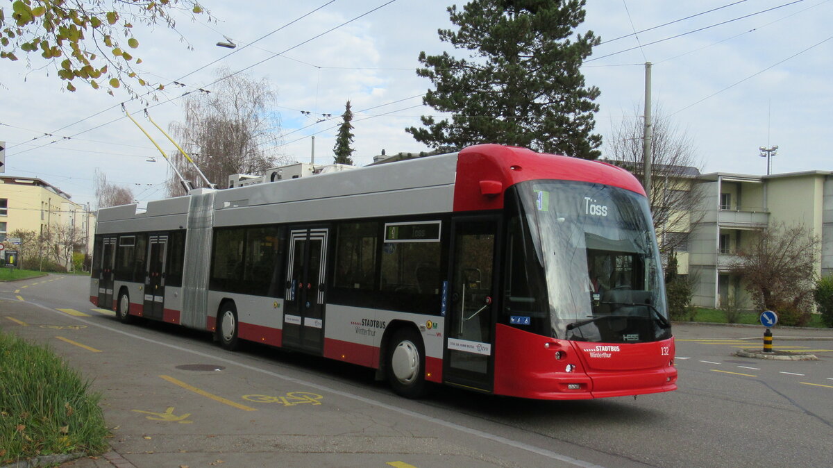 Stadtbus Nr. 132 (Hess, lighTram, 19 DC) am 27.11.2022 in Oberwinterthur. 