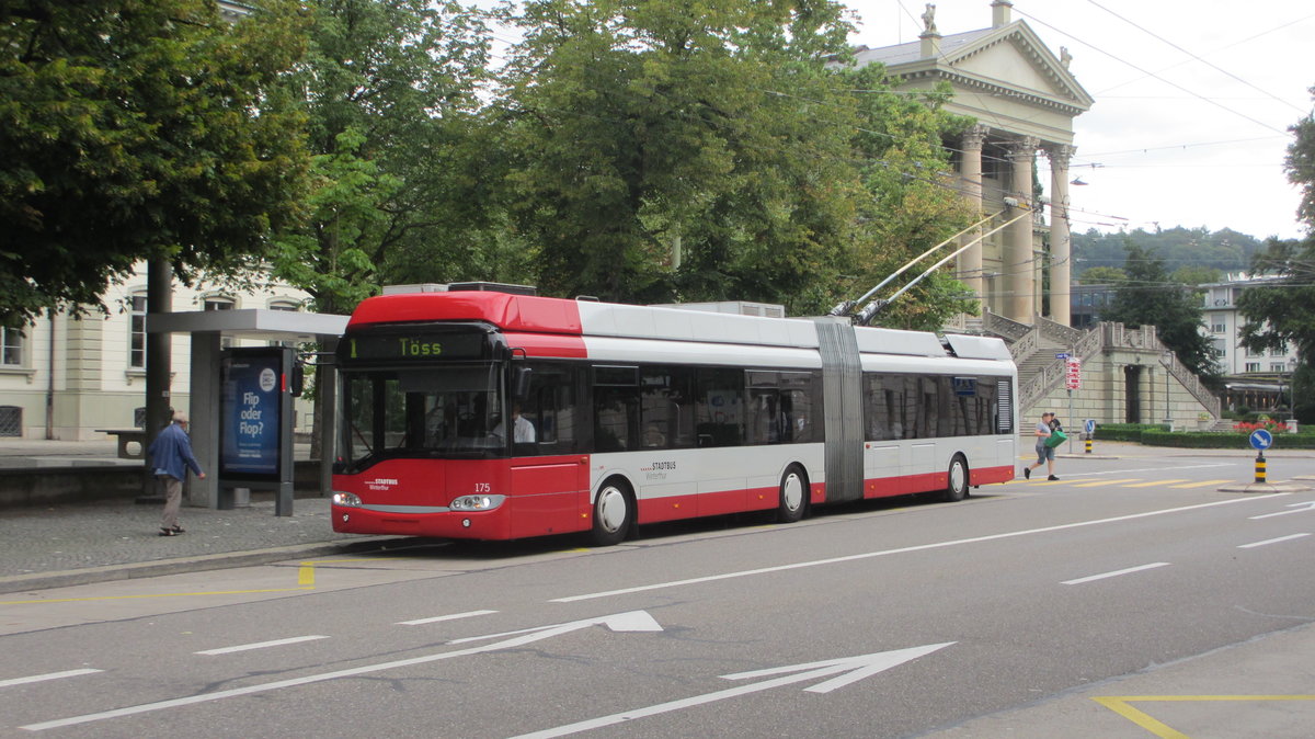 Stadtbus Nr. 175 (Solaris Trollino 18, 2005) am 7.8.2019 beim Stadthaus. Nun sind schon einige Solaris Trollino's im  entschlackten  Erscheinungsbild unterwegs.