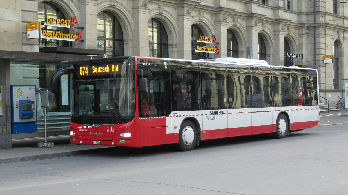 Stadtbus Nr. 232 (MAN A 21 Lion's City, 2016) am 14.2.2018 beim Bahnhofplatz vor der Hauptpost. Nicht mehr lange der neueste Zweiachser, weitere 8 MAN-Standartbusse sind bestellt.