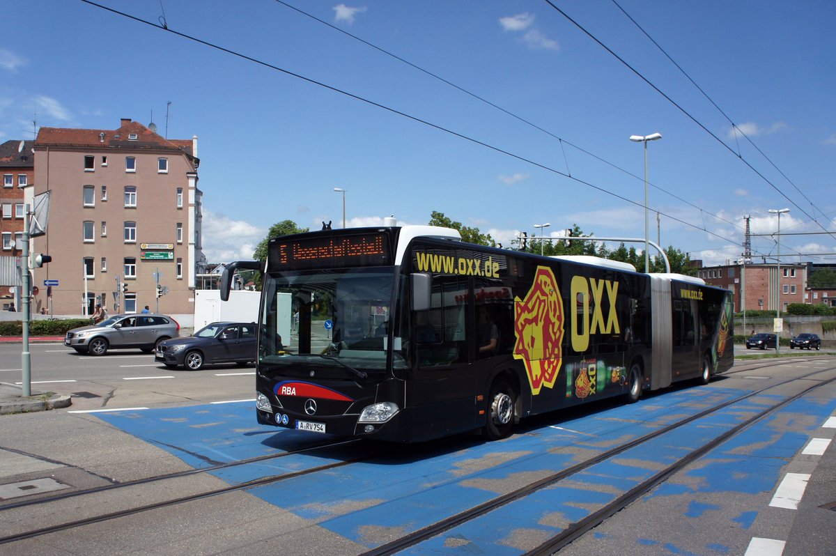 Stadtbus Ulm / Stadtbus Neu-Ulm / DING - Donau-Iller-Nahverkehrsverbund GmbH: Mercedes-Benz Citaro C2 Gelenkbus vom RBA - Regionalbus Augsburg GmbH, aufgenommen im Juni 2016 im Stadtgebiet von Ulm.