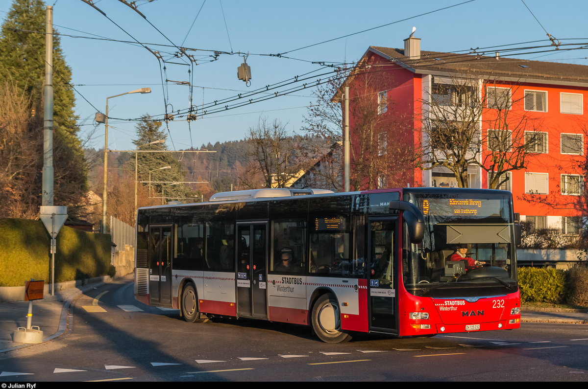 Stadtbus Winterthur MAN 232 präsentiert sich am 14. Dezember 2016 im schönsten Abendlicht in Seen auf der Linie 9. Der Bus wurde erst diesen Sommer abgeliefert.