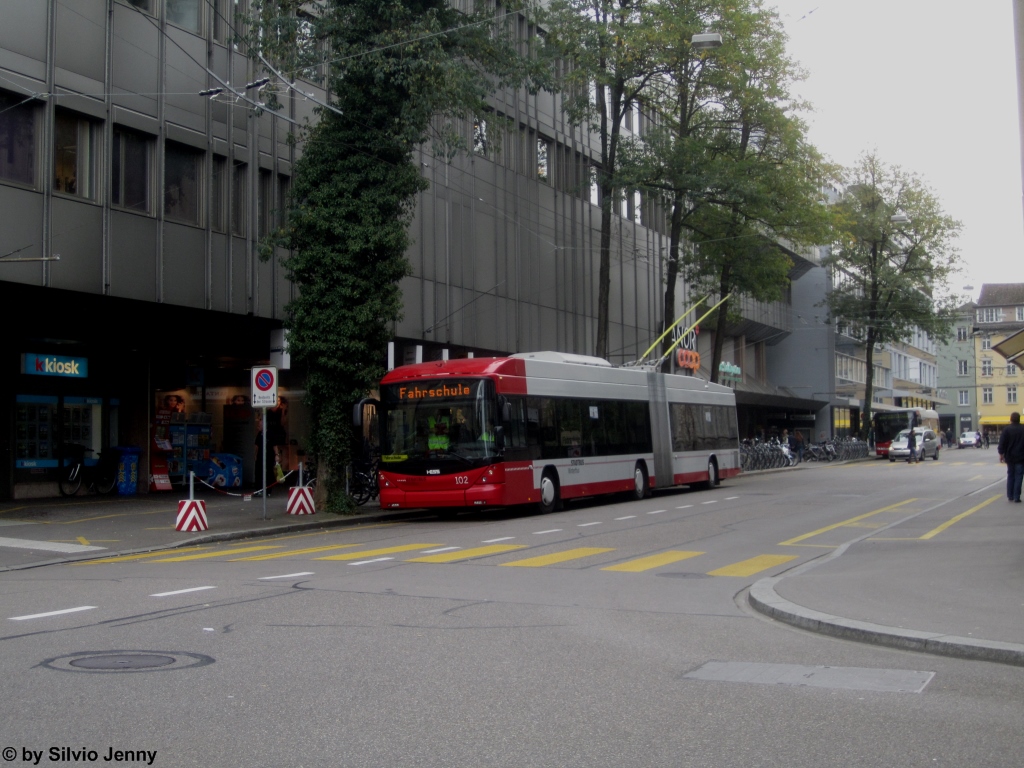 Stadtbus Winterthur Nr. 102 (Hess Swisstrolley 3 BGT-N1C) am 30.10.2014 als Fahrschulwagen vor dem Manor. Nachdem im Sommer 2013 die Baustelle am Busbahnhof beendet war, wurde die für die Zeit während der Baustelle erstellte Fahrleitung in der Bankstrasse für den normalen Betrieb überflüssig. Jedoch verkehren weiterhin sporadisch Dienst- und Extrafahrten mit Trolleys durch die Bankstrasse.