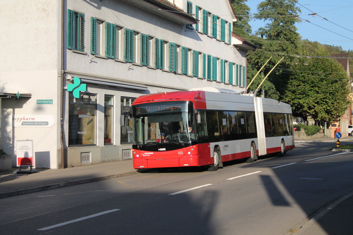 Stadtbus Winterthur Nr. 102 (Hess Swisstrolley 3 BGT-N1C) am 8.10.2019 beim Lindenplatz