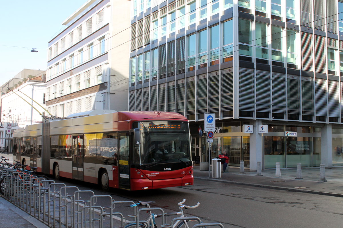 Stadtbus Winterthur Nr. 104 (Hess Swisstrolley 3 BGT-N1C) am 17.2.2021 bei der Schmidgasse