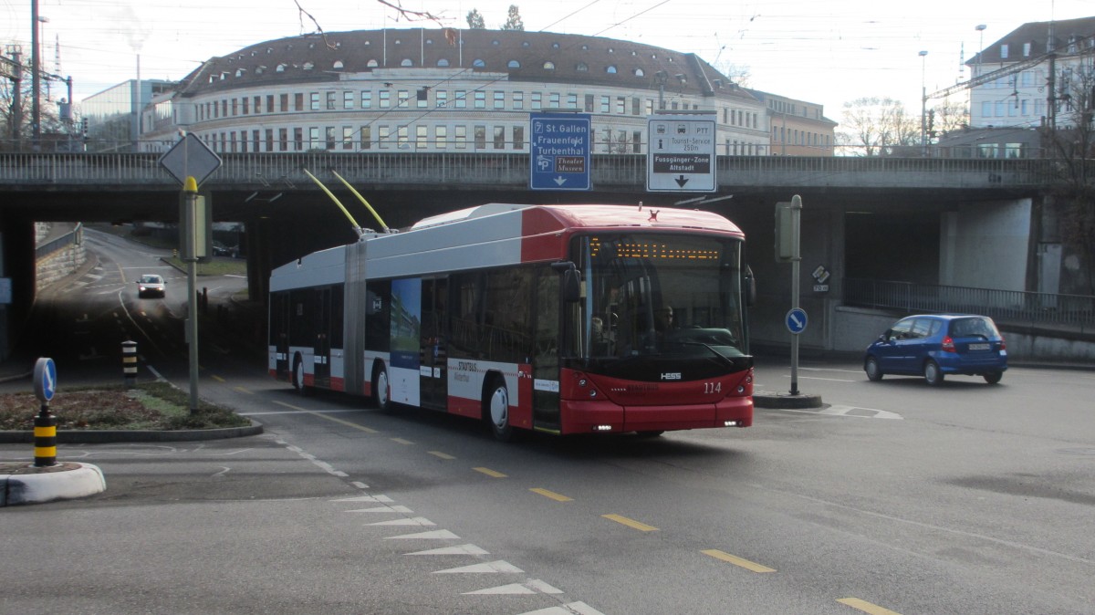 Stadtbus Winterthur Nr. 114 (Hess BGT-N1C) bei der Wülflinger-Unterführung am 28.12.2013. Vor genau 75 Jahren wurde diese 1. Trolleybuslinie in der deutschsprachigen Schweiz eröffnet, vom HB Winterthur zum Lindenplatz in Wülflingen.