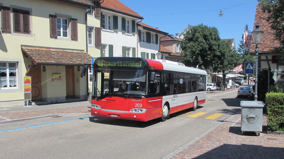 Stadtbus Winterthur Nr. 203 (Solaris Urbino 12, 2004) am 7.8.2017 auf der Römerstrasse im alten Dorfkern von Oberwinterthur. Infolge Strassenbau wurde die Linie 10 vorübergehend umgeleitet.