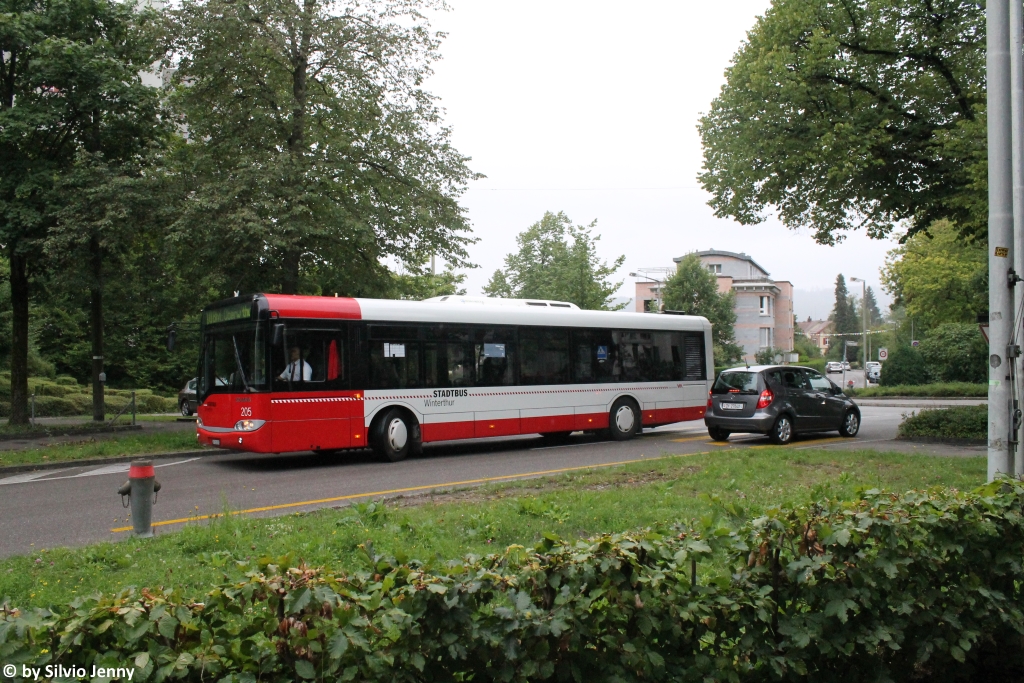 Stadtbus Winterthur Nr. 205 (Solaris Urbino 12) am 11.8.2017 kurz nach der provisorisch verlegten Haltestelle Oberes Bühl beim einbiegen in die Römerstrasse.
