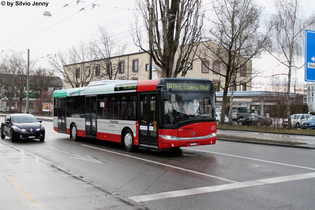 Stadtbus Winterthur Nr. 227 (Solaris Urbino 12) am 27.1.2013 beim Bahnhof Oberwinterthur. Dieser Wagen ist mit einer Kasse für den Überlandverkehr ausgerüstet, daher fährt er nur selten tagsüber auf der Linie 10.