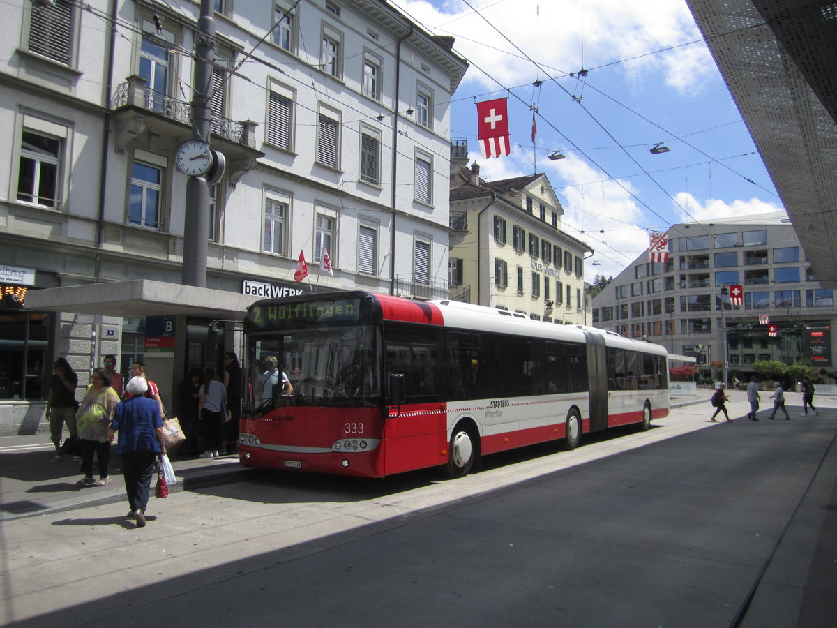 Stadtbus Winterthur Nr. 333 (Solaris Urbino 18) am 23.6.2019 beim Hauptbahnhof. Anlässlich dem Nordostschweizer Jodlerfest, dass 2019 in Wülflingen stattfanden, wurden die Busse, sowie die Fahrleitung mit Fahnen geschmückt. Da infolge des Umzuges der Dorfkern von Wülflingen gesperrt wurde, verkehrten an diesem Tag Autobusse auf der Linie 2.