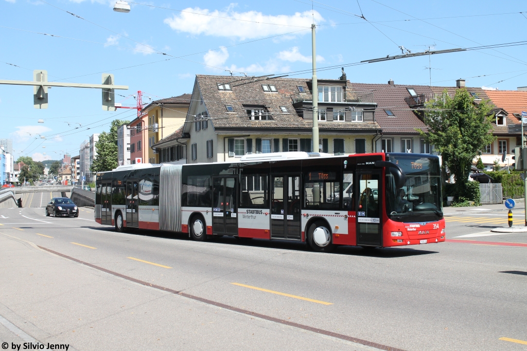 Stadtbus Winterthur Nr. 354 (MAN A40 Lion's City GL) am 30.7.2016 in Töss. Gut zu sehen die Türanordnung die Stadtbus Winterthur explizit wünschte und auch der Grund war vom bisherigen Stammlieferanten Solaris abzukommen und MAN Busse zu bestellen.