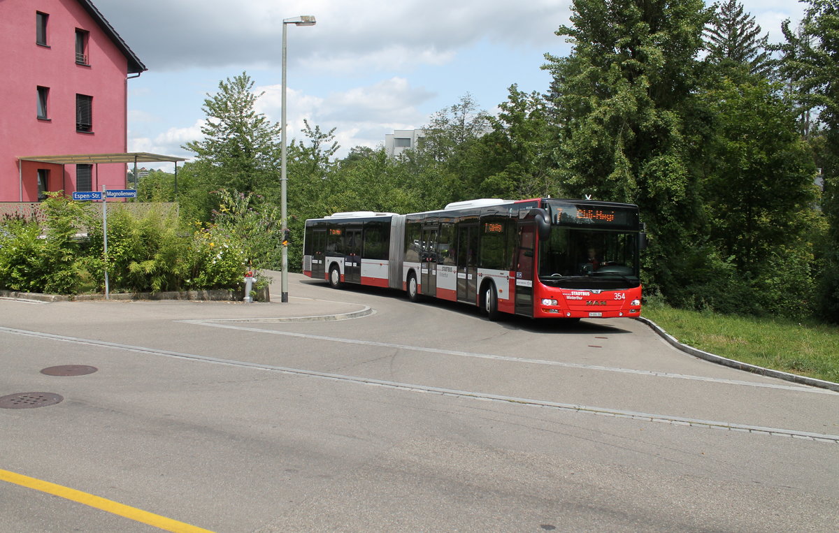 Stadtbus Winterthur Nr. 354 (MAN A40 Lion's City GL) am 31.7.2019 kurz vor dem Bahnhof Wülflingen. Die Umleitungsstrecke im Wydenquartier führte auch um diese scharfe Rechtskurve, die für die Chauffeure Millimeterarbeit bedeutete.