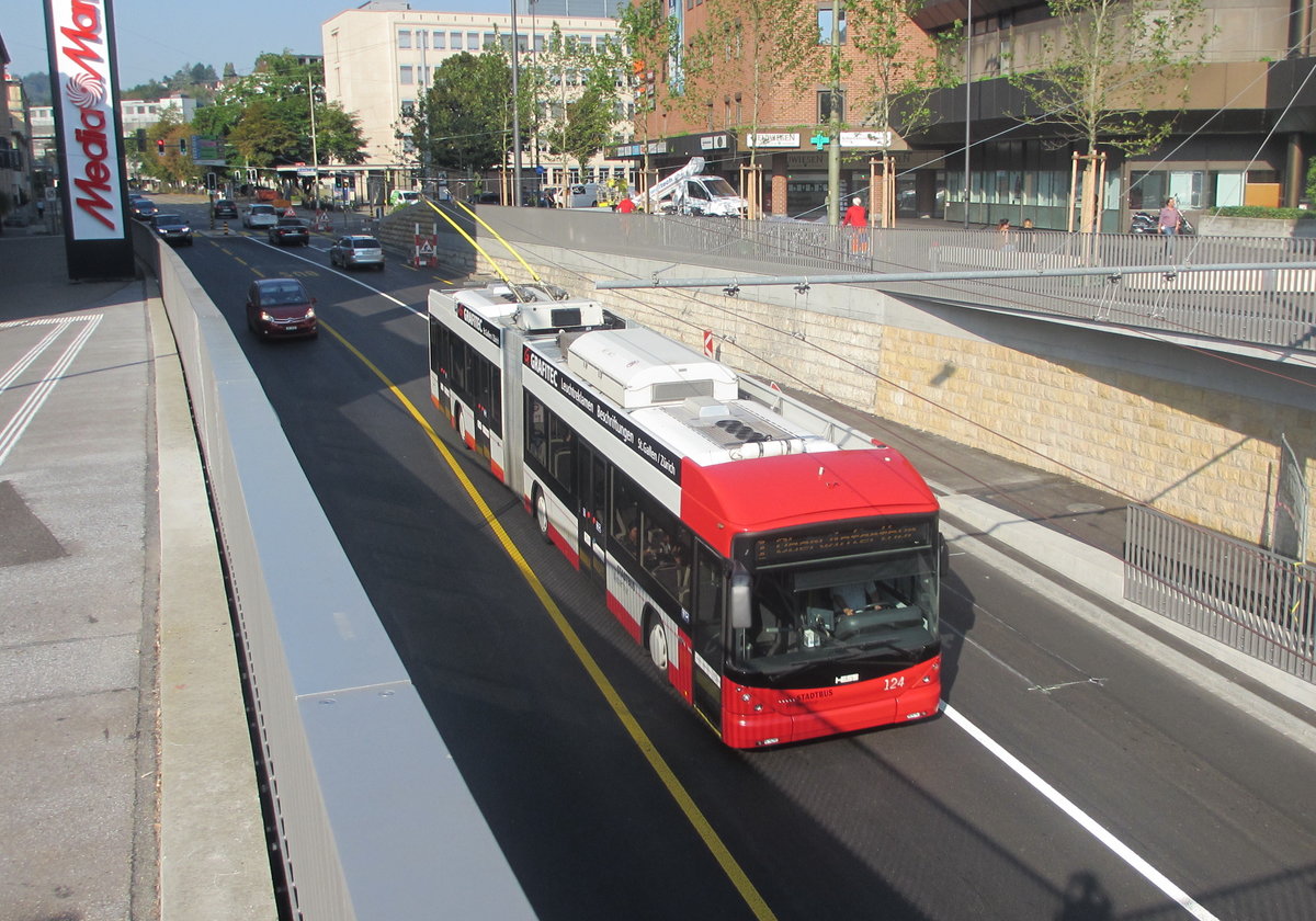 Stadtbus Winterthur Trolleybus 124 (Hess, BGT N1C, 2014) am 14.9.2016 kurz nach der Haltestelle Sulzer auf der verlängerten Bus-Spur bis zum Bahnhofplatz.