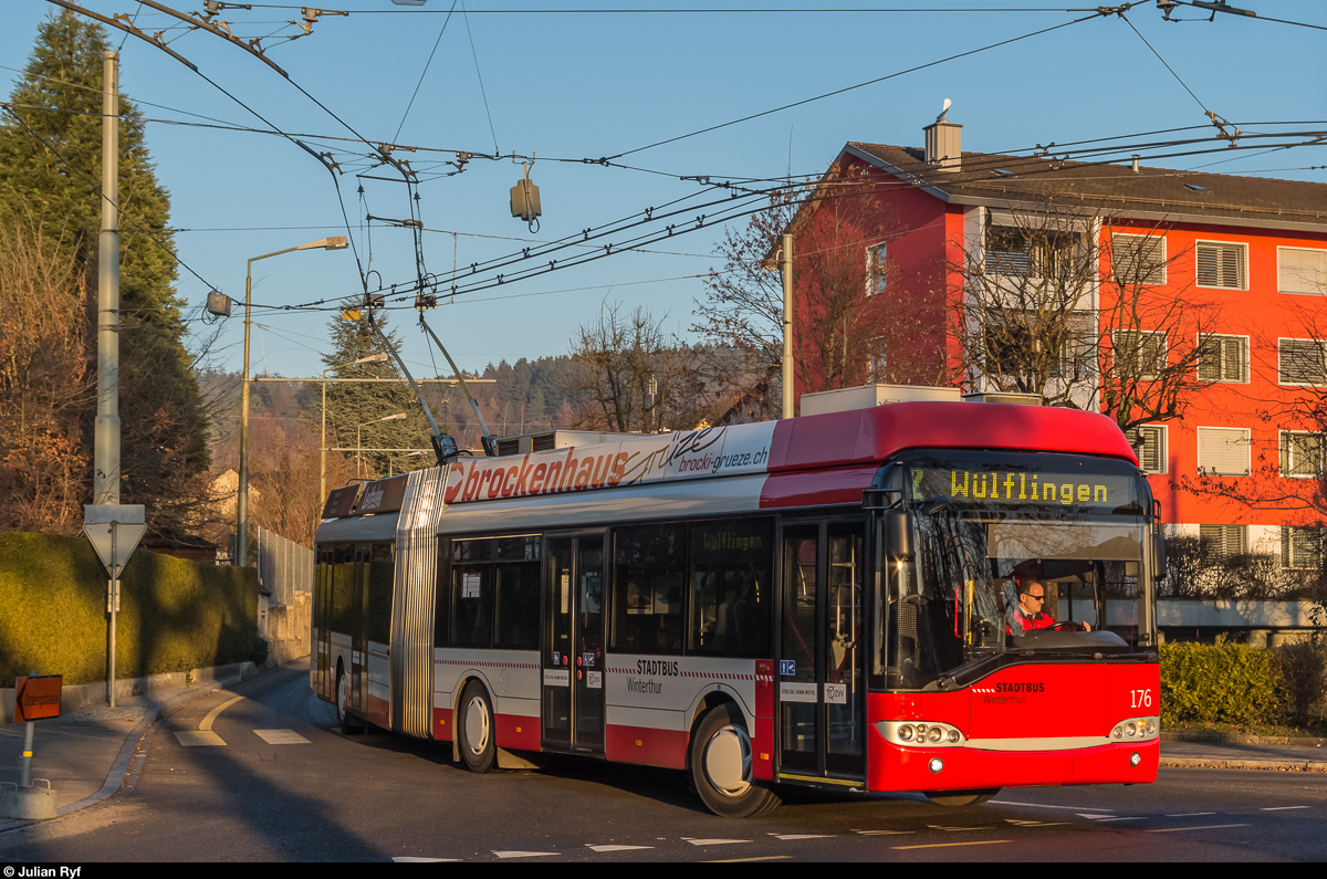 Stadtbus Winterthur Trollino 176 auf der Linie 2 in der Schleife Seen. 14. Dezember 2016.
