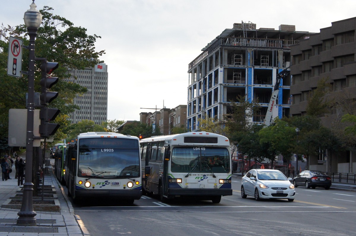 Stadtbusse der RTC (Réseau de transport de la Capitale) des Herstellers Nova Bus, aufgenommen im September 2014 in der Innenstadt (Boulevard René-Lévesque) von Québec.
