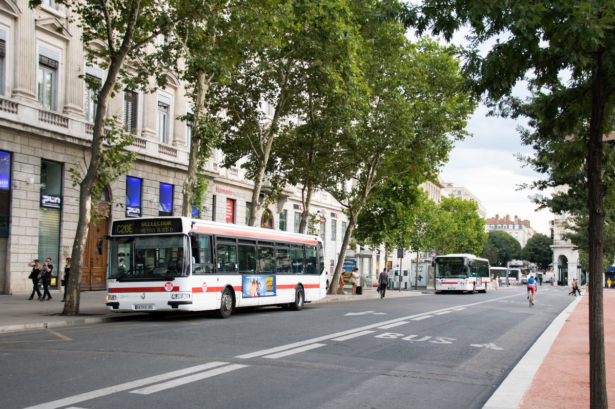 Stadtbusse der TCL Lyon am Bellecour in Lyon am 07.08.2017