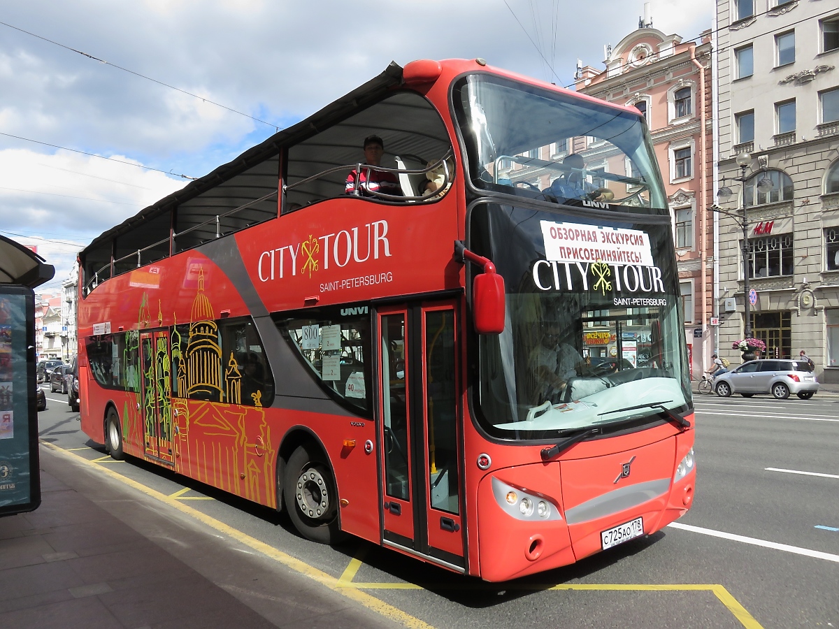 Stadtrundfahrt-Bus, auf Volvo-Basis, auf dem Newski-Prospekt (Невский проспект) in St. Petersburg, 16.7.17
