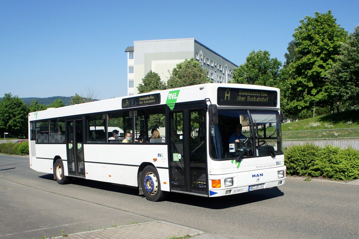 Stadtverkehr Schwarzenberg / Stadtbus Schwarzenberg / Bus Erzgebirge: MAN EL (ASZ-BV 24) der RVE (Regionalverkehr Erzgebirge GmbH), aufgenommen im Juni 2021 im Stadtgebiet von Schwarzenberg / Erzgebirge.