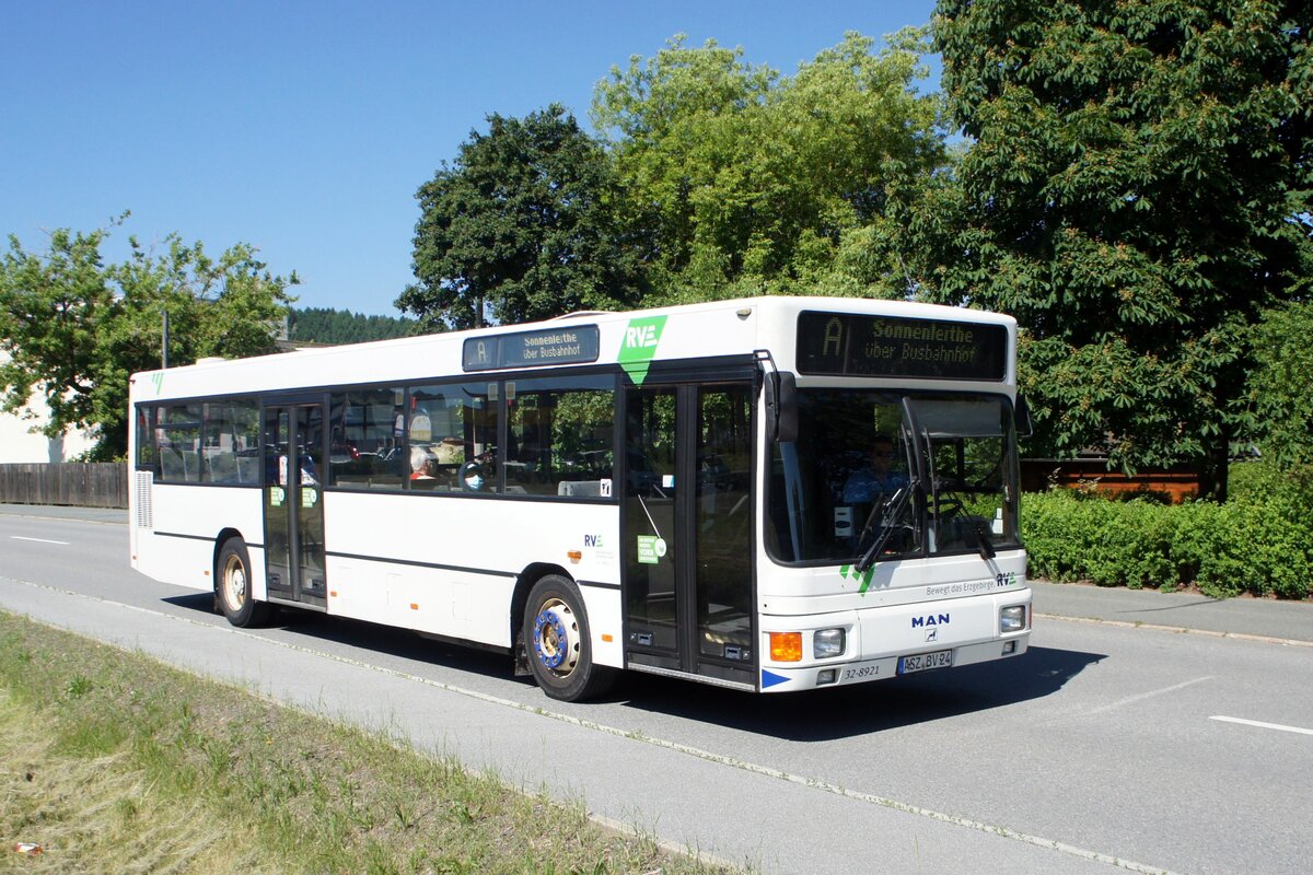Stadtverkehr Schwarzenberg / Stadtbus Schwarzenberg / Bus Erzgebirge: MAN EL (ASZ-BV 24) der RVE (Regionalverkehr Erzgebirge GmbH), aufgenommen im Juni 2021 im Stadtgebiet von Schwarzenberg / Erzgebirge.