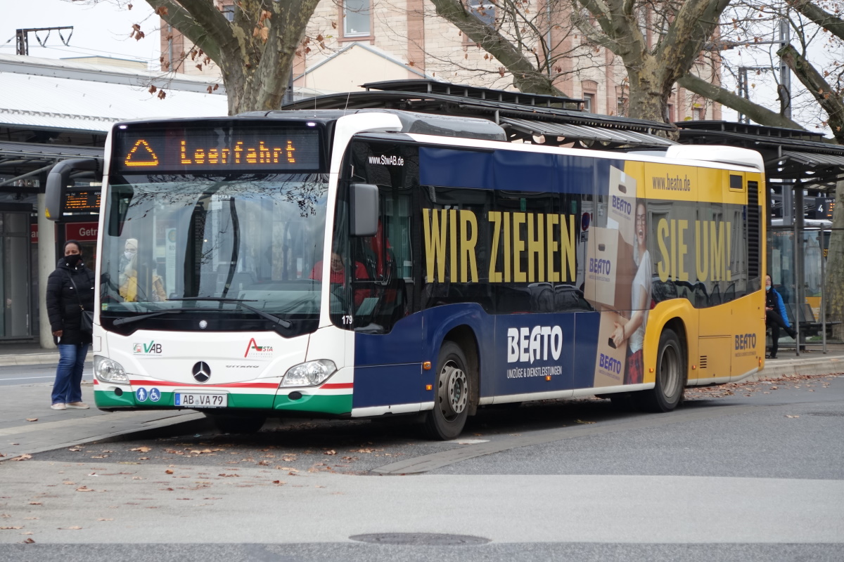 Stadtwerke Aschaffenburg / Wagen 179 (AB-VA 79) / Aschaffenburg, Hauptbahnhof/ROB / Mercedes-Benz O 530 C2 / Aufnahemdatum: 20.11.2020 / Werbung: BEATO Umzüge & Dienstleistungen