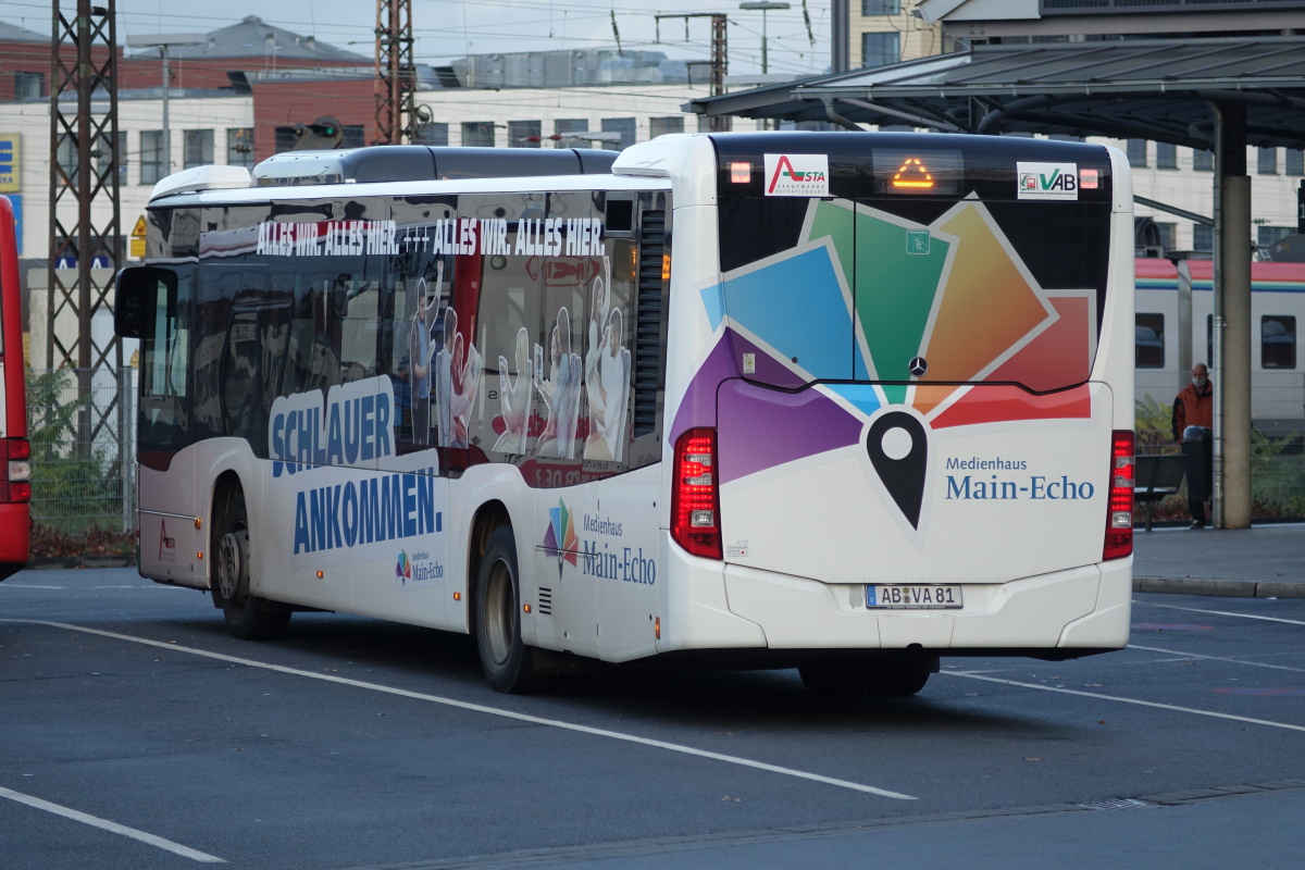 Stadtwerke Aschaffenburg / Wagen 181 (AB-VA 81) / Aschaffenburg, Hauptbahnhof/ROB / Mercedes-Benz O 530 C2 / Aufnahemdatum: 20.11.2020 / Werbung: Medienhaus Main-Echo