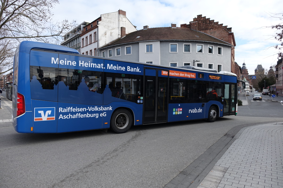 Stadtwerke Aschaffenburg / Wagen 207 (AB-VA 7) / Aschaffenburg, Hauptbahnhof/ROB / Mercedes-Benz O 530 C2 hybrid / Aufnahemdatum: 20.03.2021 / Werbung: Raiffeisen-Volksbank Aschaffenburg eG