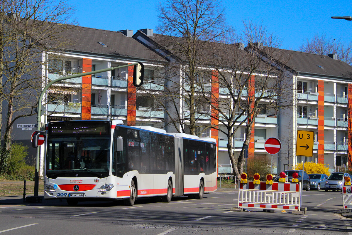 Stadtwerke Neuss Wagen 239 auf der Fahrt nach Weckhoven als Linie 854, 19.3.22, Fesserstraße