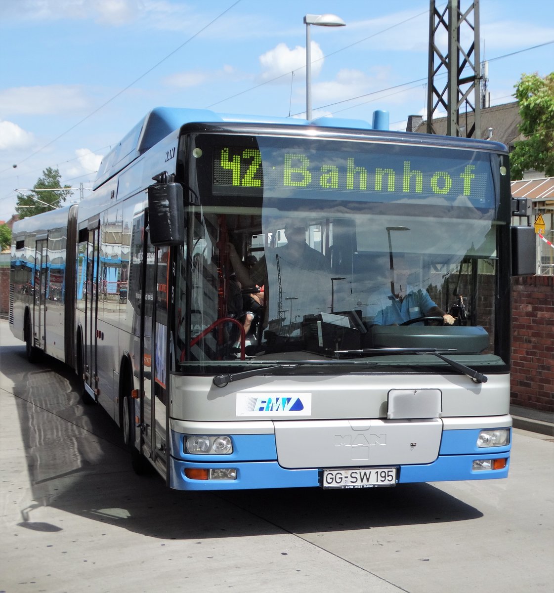 Stadtwerke Rüsselsheim MAN der 2. Generation mit Erdgasmotor am 16.06.17 in Rüsselsheim Bhf