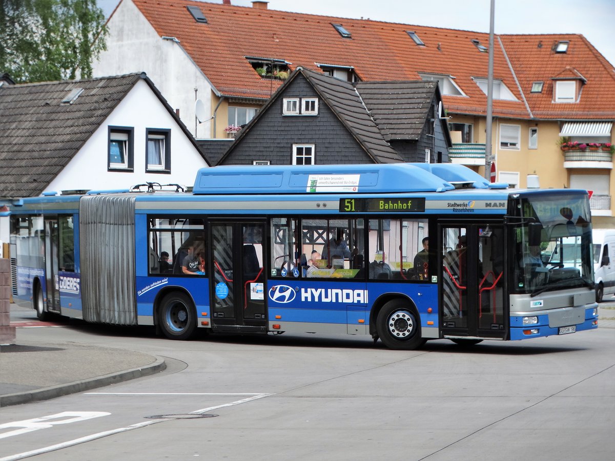 Stadtwerke Rüsselsheim MAN der 2. Generation mit Erdgasmotor am 16.06.17 in Rüsselsheim Bhf